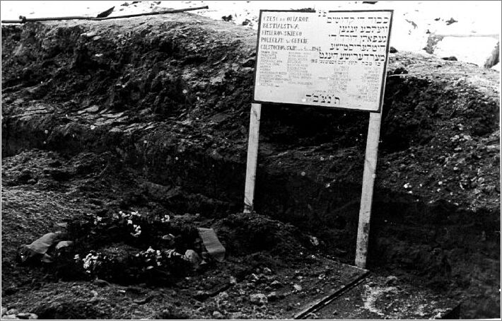 A memorial plaque on the mass grave in which the bodies of Jews killed in Czestochowa were reburied.